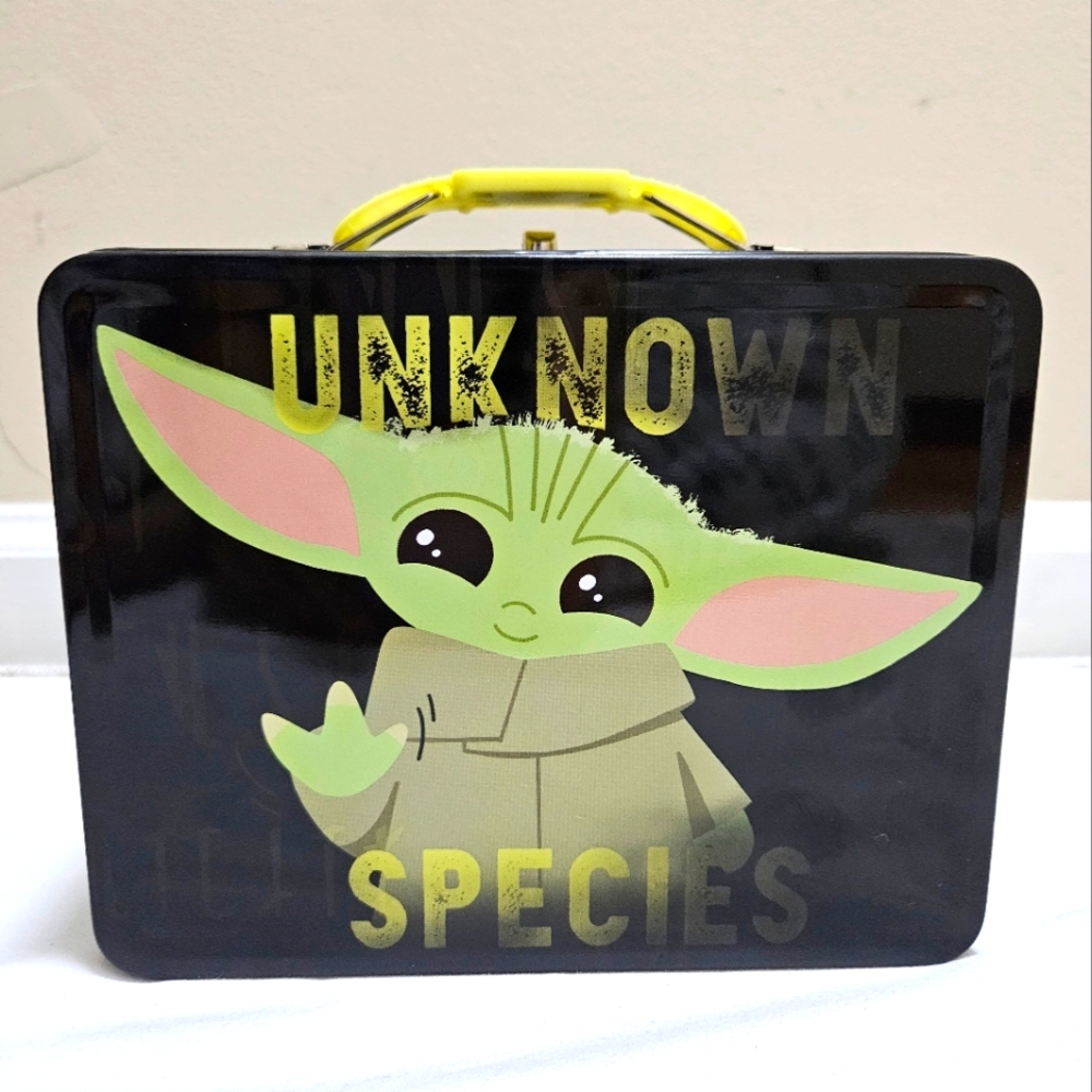 Star Wars-Themed Tin Lunch Box Grogu Baby Yoda Mandalorian Unknown Species.